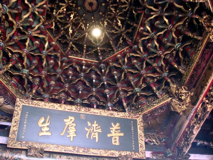 臺北艋舺龍山寺 ，又稱萬年寺