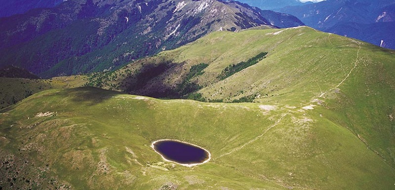 嘉明湖因水色澄澈湛藍且與云天相對，被登山人喚作天使的眼淚