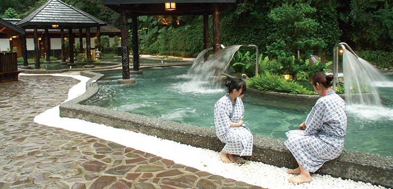 來到知本除了可以欣賞到山林之美，還可享受泡溫泉的樂趣