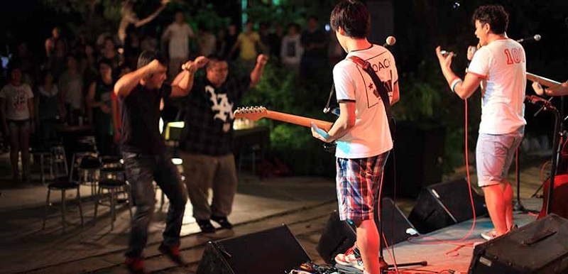 一個由臺東音樂人和藝術工作者共同打造的音樂聚落及在地發芽的慢市集鐵花村」