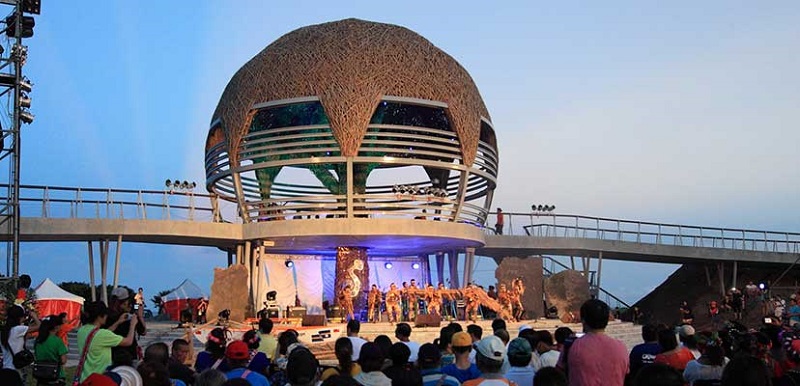 登上海濱公園國際地標，可以眺望藍色太平洋