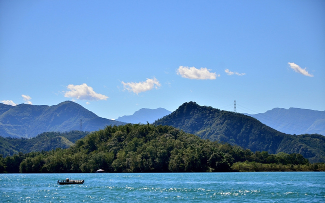 太陽照射下的日月潭波光粼粼