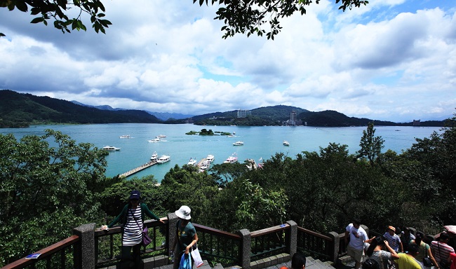 游人如織的日月潭