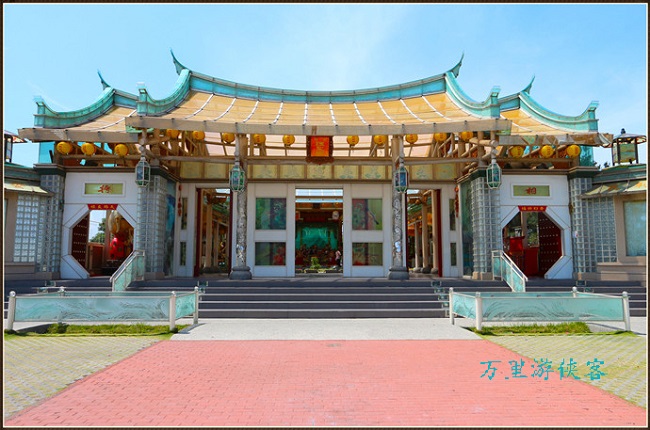 玻璃博物館旁邊有一座用玻璃建設(shè)的寺廟