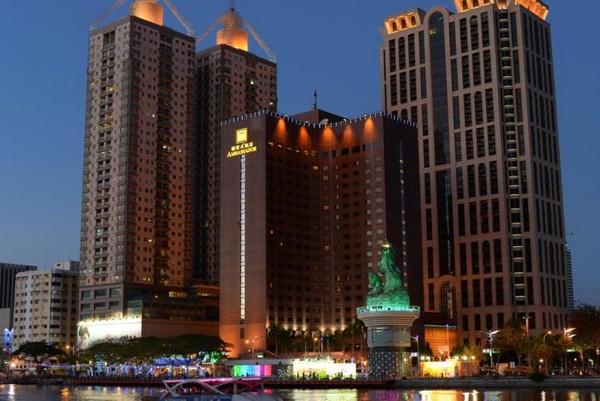 五光十色的高雄愛河