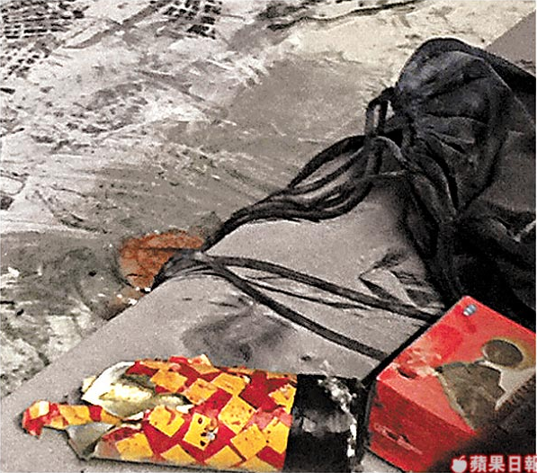 車廂座椅上，留有疑似發生爆炸的爆裂物。