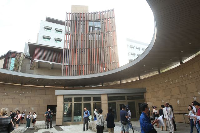 AIT新館中庭舞蝶中庭,是一個圓弧型意象的天井。